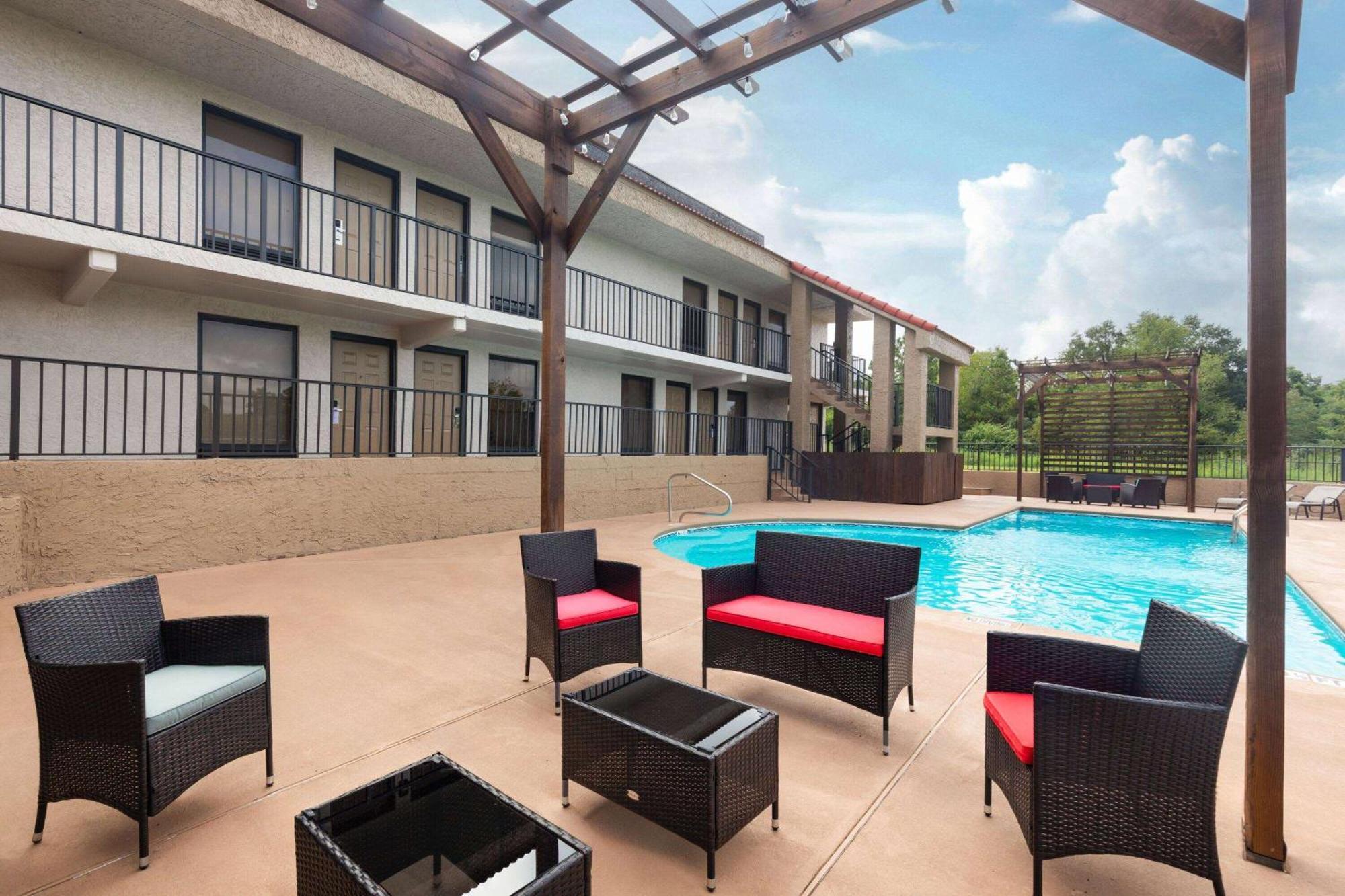 Ramada By Wyndham Bainbridge Hotel ภายนอก รูปภาพ